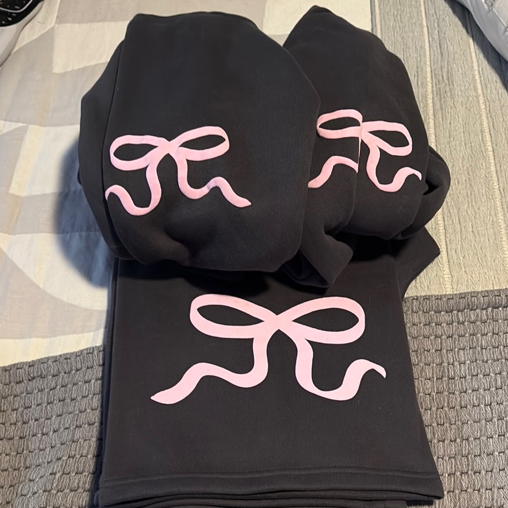 Dark Gray  Sweatshirt with Pink Bow Design Top (large) bottom (small)